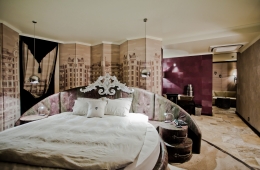 Studio Round Bad Royal Castle (1)
